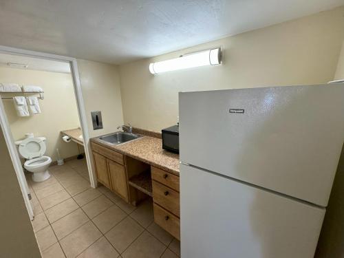 una cucina con frigorifero e lavello di Big Chile Inn & Suites a Las Cruces
