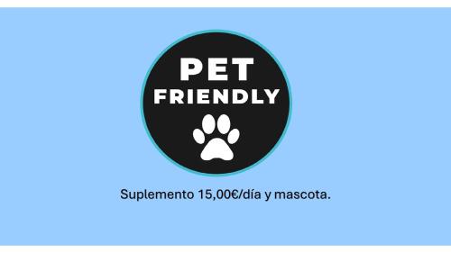 a pet friendly sign with a dog paw at Hotel Bemon Playa in Somo