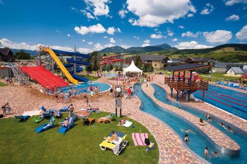 ein großer Wasserpark mit Leuten, die im Wasser spielen in der Unterkunft AEDA chalupa in Liptovské Sliače