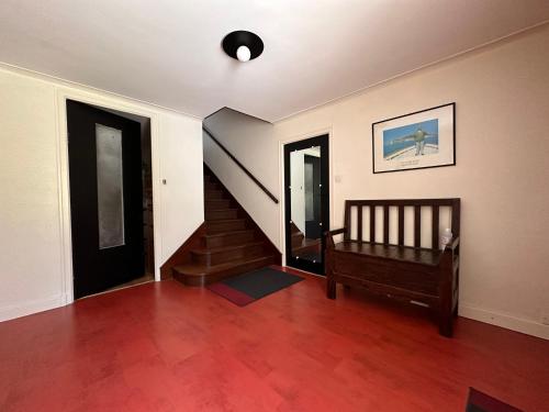 uma sala de estar com uma escada e uma escada em Grande maison familiale au calme en ville em Saint-Brieuc