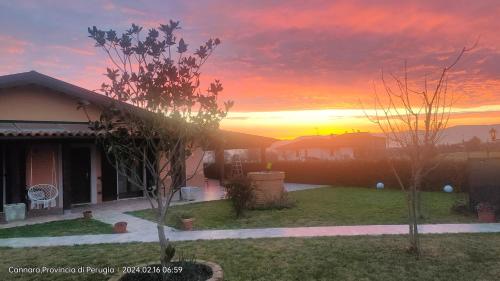 una casa con una puesta de sol en el fondo en A CASA DI DEBY GREEN HOUSE, en Limigiano