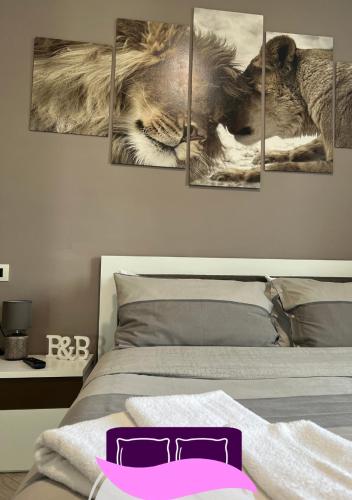 una pintura de un león durmiendo en una cama en B&B ANASTASIA, en Pompeya