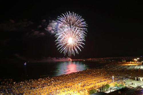 a fireworks display on a beach with a crowd of people at AFFITTACAMERE La Tartaruga in Civitanova Marche