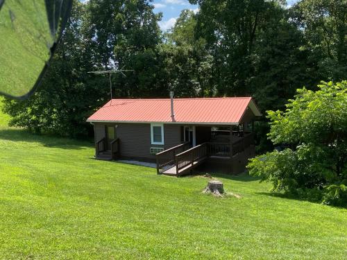 羅根的住宿－The Mockingbird，院子中带红色屋顶的小小屋