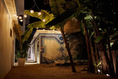 a room with a wall with a screen in it at Aljanna House in Bacalar