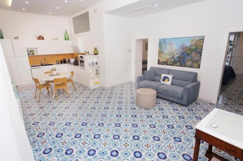 een woonkamer met een bank en een tafel bij DOMUS LINA in Sorrento