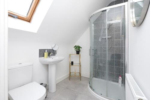 y baño con ducha, aseo y lavamanos. en Beautiful House in Nottingham w/ Parking & WiFi - Sleeps 10 by PureStay Short Lets, en Nottingham