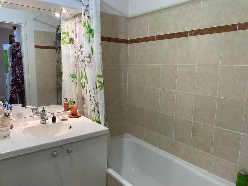 La salle de bains est pourvue d'un lavabo et d'une baignoire. dans l'établissement les Jardins du Ventoux, à Carpentras