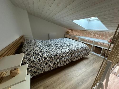 une chambre avec un lit et une fenêtre dans l'établissement La Dune, proche rue piétonne et plage, à Saint-Jean-de-Monts