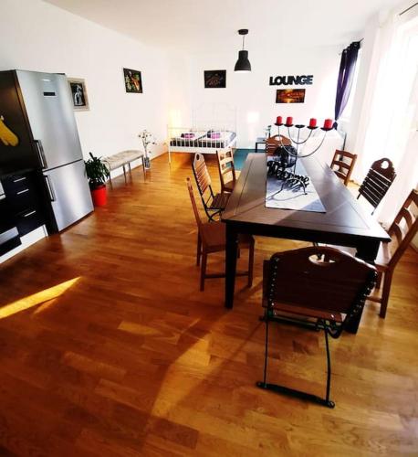eine Küche mit einem Tisch und Stühlen im Zimmer in der Unterkunft Art of Simmering in Wien