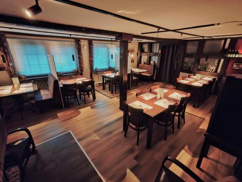 an overhead view of a restaurant with tables and chairs at Roastineer Hotel in Battenberg