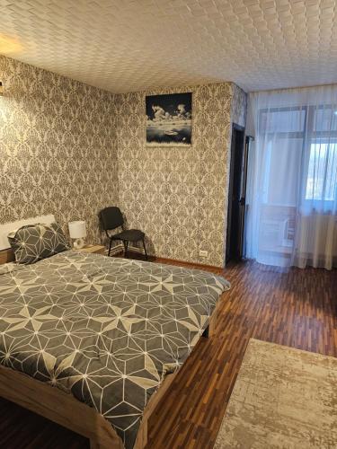 1 dormitorio con 1 cama y 1 silla en Garsoniera Dary Bloc G2str Mihai Bravu en Turnu Măgurele