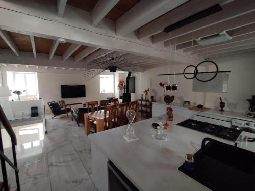 eine Küche und ein Wohnzimmer mit einem Tisch und einem Esszimmer in der Unterkunft CHEZ COCO in Roquefort-de-Sault