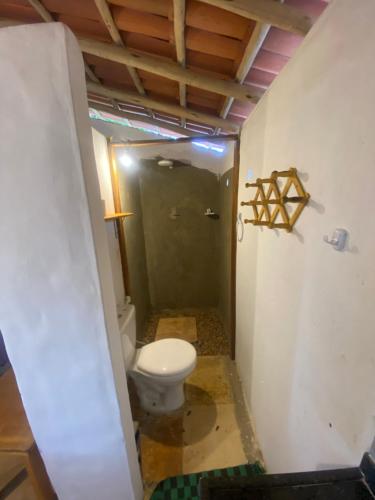 a small bathroom with a toilet and a shower at Restaurante e Repousares do Nildo in Icapuí