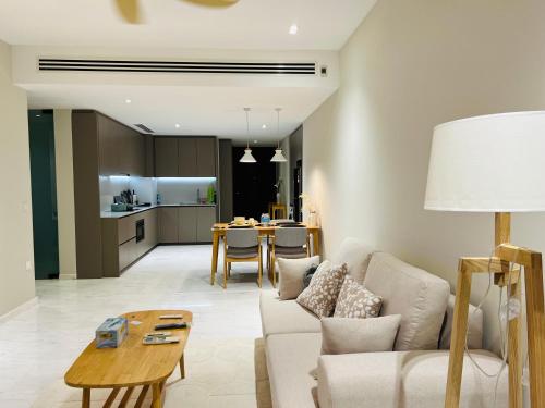 吉隆坡的住宿－EATON RESIDENCE KLCc，客厅配有沙发和桌子