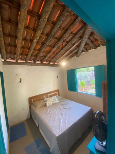 a bedroom with a bed in a room with a window at Restaurante e Repousares do Nildo in Icapuí