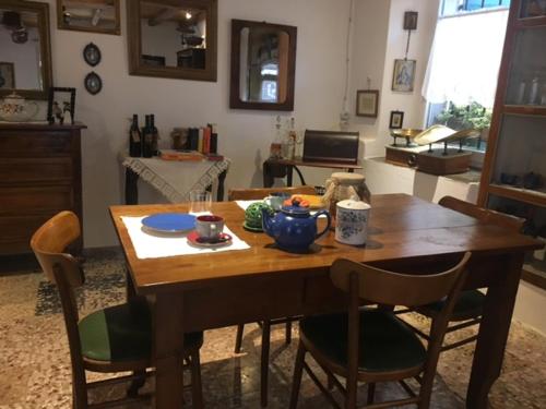 Bottega de la Sminca في نيغرار: طاولة خشبية في غرفة معيشة مع طاولة وكراسي