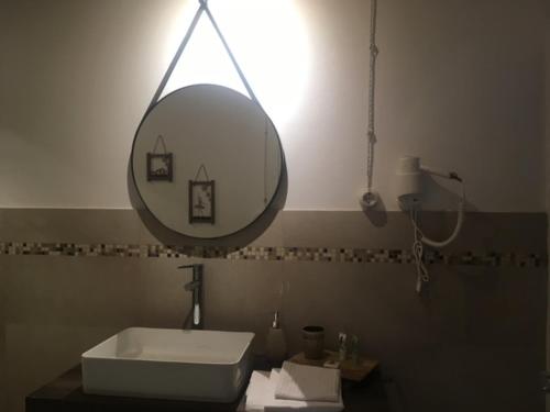 y baño con lavabo y espejo. en Bottega de la Sminca, en Negrar