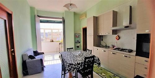 uma cozinha com uma mesa com uma toalha de mesa preta e branca em La Dimora delle Divinità em Nápoles