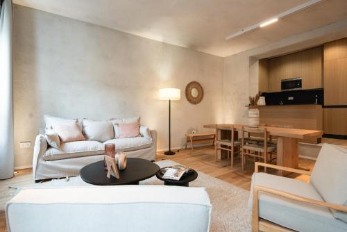 sala de estar con sofá y mesa en Trinità UrbanHaven - Cuore di Cagliari, en Cagliari