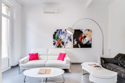 un salon blanc avec un canapé et une table dans l'établissement 5-Star Apartment on Rue d’Antibes, à Cannes