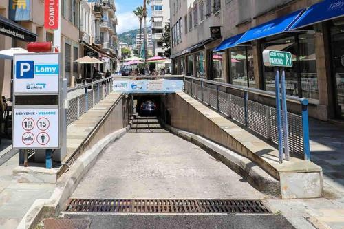 un tunnel au milieu d'une ville dans l'établissement 5-Star Apartment on Rue d’Antibes, à Cannes