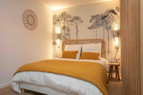 a bedroom with a large bed with two pillows at Studio cosy, neuf, hyper centre in Brantôme