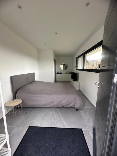 sypialnia z łóżkiem i oknem w obiekcie chambre au calme w mieście Saint-Jean-dʼArvey