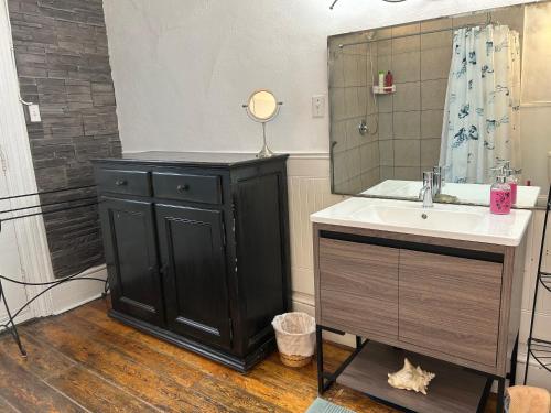 a bathroom with a sink and a mirror at À l'Adresse du Centre-Ville in Montréal