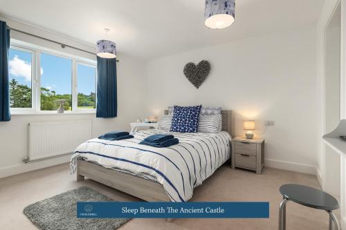 1 dormitorio con 1 cama con sábanas azules y blancas en Visit Cockleshell, en Carmarthen