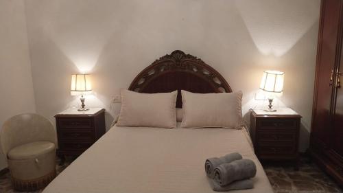 1 dormitorio con 1 cama grande y 2 mesitas de noche en Magdeleine Village en Almagro