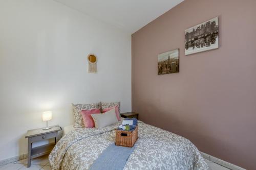 - une chambre avec un lit et un panier dans l'établissement Aisance•Confort•Gare•Netflix, à Grenoble