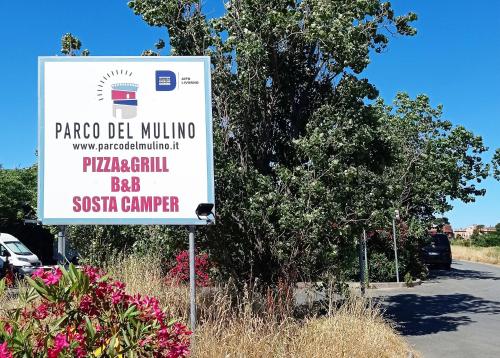 una señal para un bar en un estacionamiento en Guest House Parco del Mulino, en Livorno