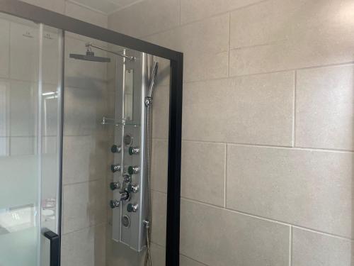 eine Dusche mit Glastür im Badezimmer in der Unterkunft La Geneta Casa Vacacional in Vilobi Del Penedes