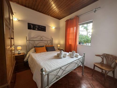 1 dormitorio con cama y ventana en Quinta Jardim das Palmeiras, T2 n 8 , Algoz en Silves