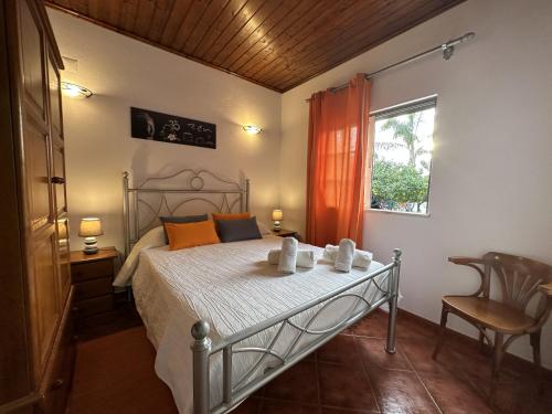 a bedroom with a bed and a window at Quinta Jardim das Palmeiras, T2 n 8 , Algoz in Silves
