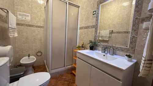 a bathroom with a sink and a toilet and a shower at Quinta Jardim das Palmeiras, T2 n 8 , Algoz in Silves
