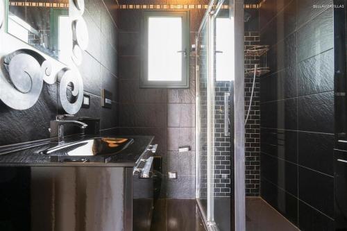 een badkamer met een wastafel en een glazen douche bij Villino Letizia in Nardò