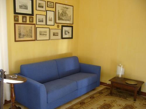 - un canapé bleu dans le salon avec une table dans l'établissement Alpi Giulie, à Intra