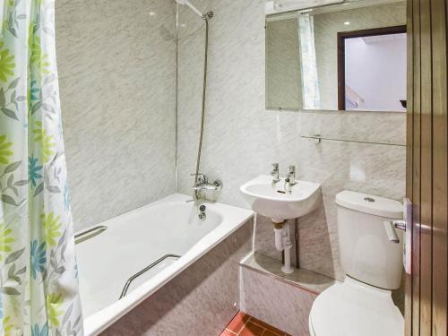 een badkamer met een wastafel, een toilet en een bad bij Ash Cottage- Uk45892 in Farlam