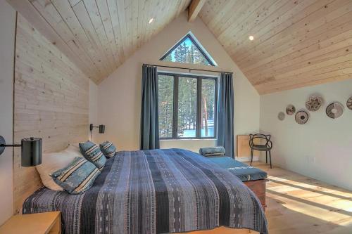 - une chambre avec un lit dans une pièce dotée d'une fenêtre dans l'établissement NEW Hot Tub Haven with Panoramic View - Blue River, à Blue River
