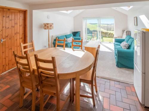 kuchnia i jadalnia ze stołem i krzesłami w obiekcie Hawthorn Cottage- Uk45890 w mieście Farlam