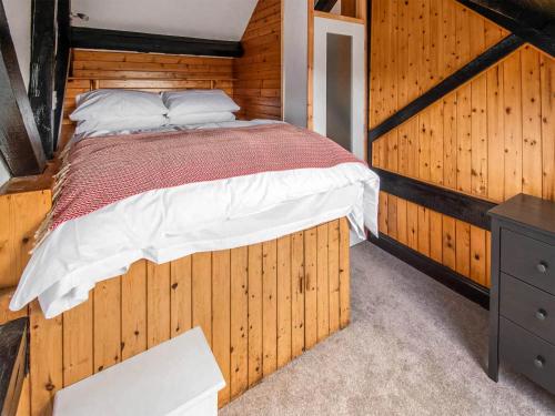 sypialnia z łóżkiem w drewnianym pokoju w obiekcie Hawthorn Cottage- Uk45890 w mieście Farlam