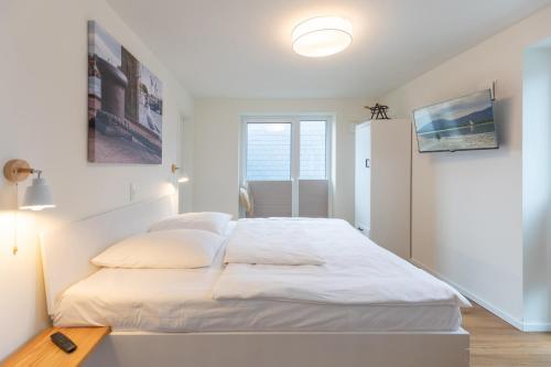 Giường trong phòng chung tại Ferienwohnung Nord-West - direkt am Nordseedeich mit Blick auf den See