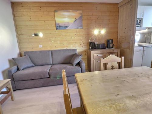 un salon avec un canapé et une table dans l'établissement Appartement 2 Pièces, Ski aux Pieds, Proche Commerces, Wi-Fi Gratuit, Animaux Admis - FR-1-182-195, à Les Allues