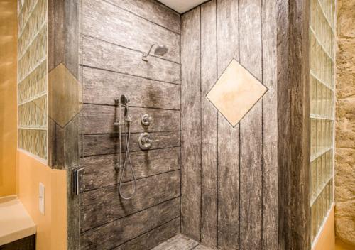 y baño con ducha y pared de madera. en Whitestone Inn, en Kingston
