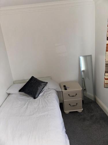 En eller flere senge i et værelse på Single Room In A Cosy House In Pitsea