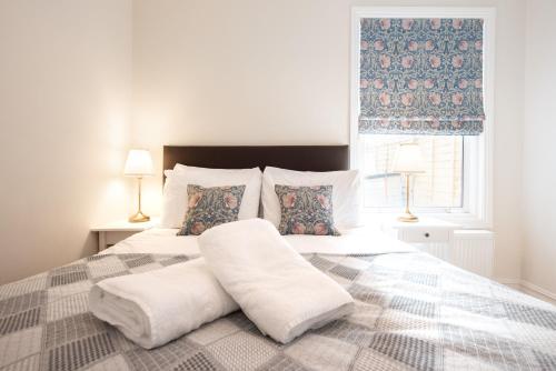 Katil atau katil-katil dalam bilik di Victorian 2 Bedroom Flat, King Beds, Free WiFi, Near Shops & Transport, E17