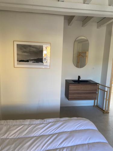 a bedroom with a bed and a vanity and a mirror at Appartement avec vue et jardin in Formiguères