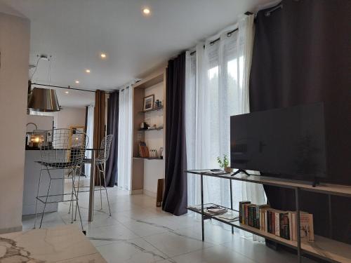 a living room with a flat screen tv on a table at Le 7 in Vieille-Toulouse